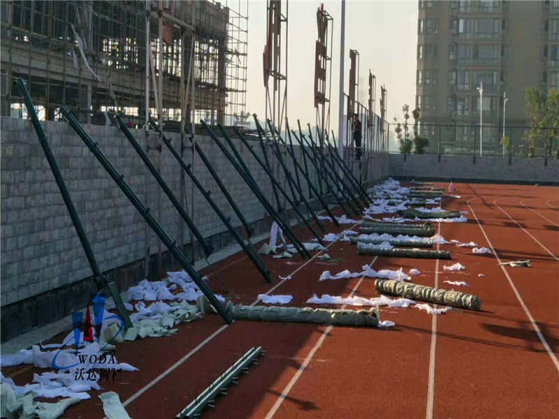 皖西當代中學(xué)運動場圍網(wǎng)施工案例